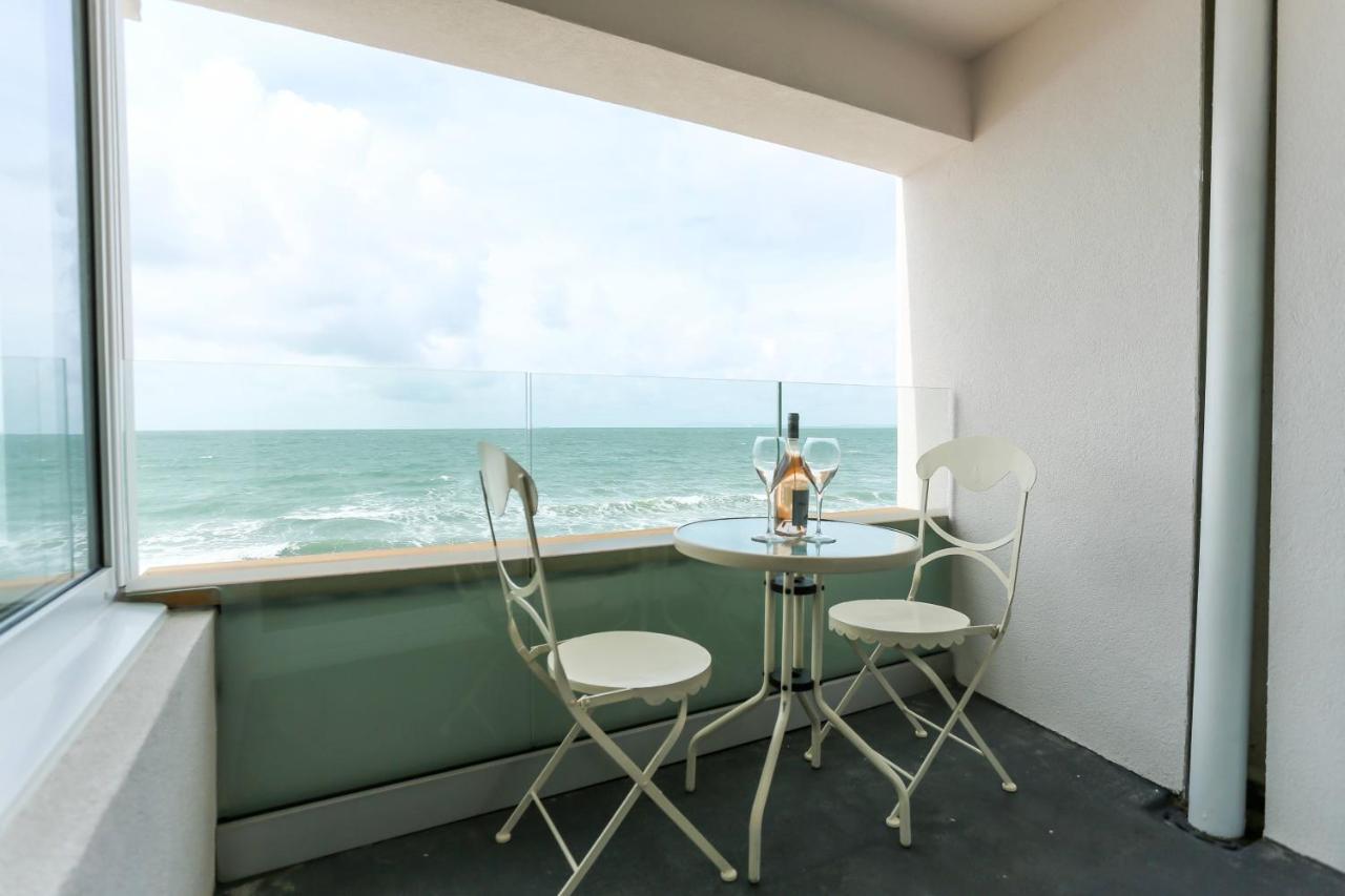 Tides - Beach Front Apartment In Bracklesham Bay チチェスター エクステリア 写真