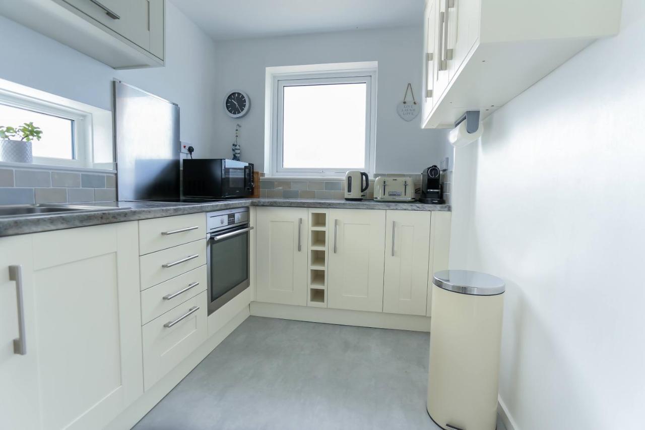 Tides - Beach Front Apartment In Bracklesham Bay チチェスター エクステリア 写真