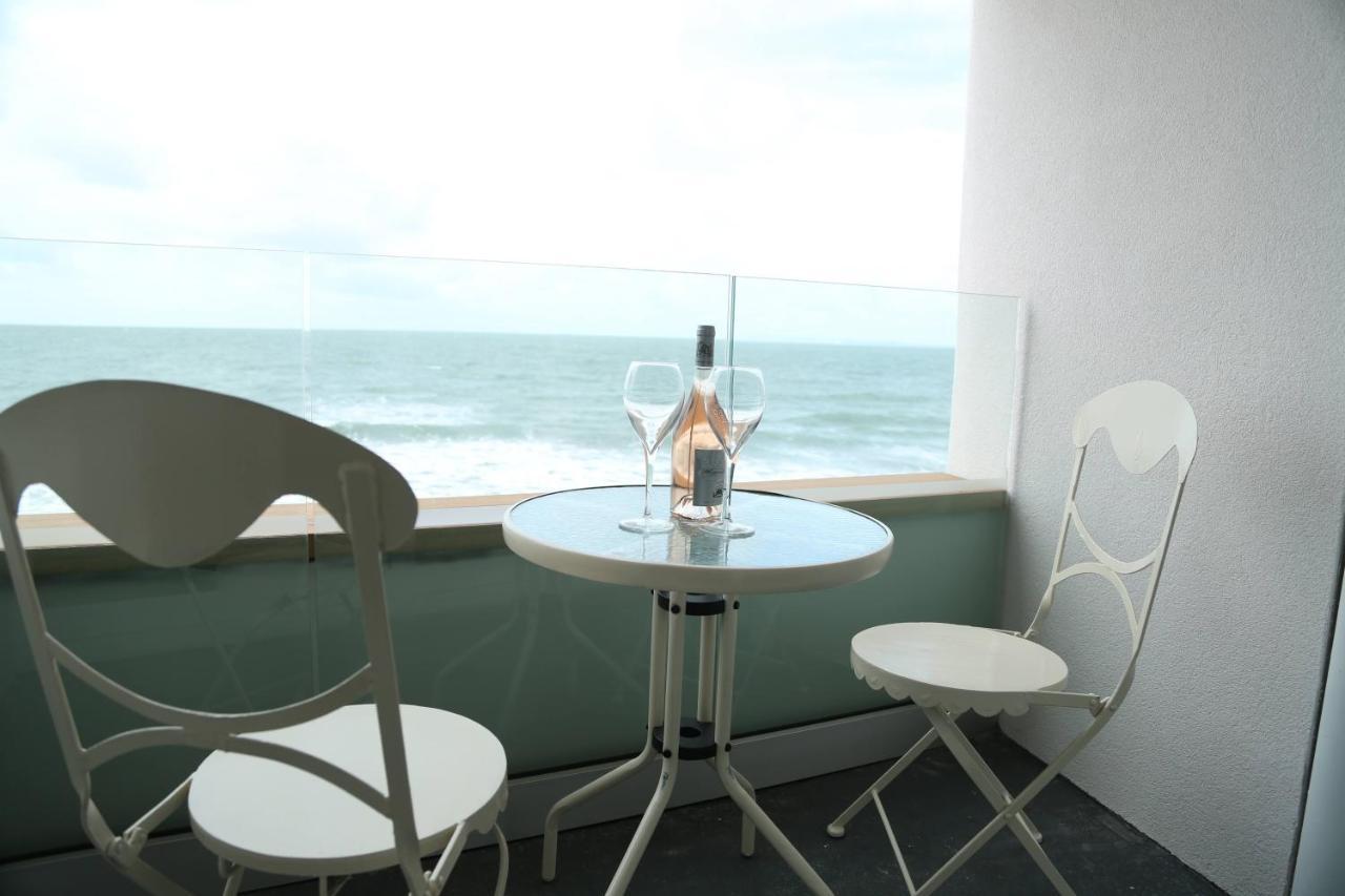 Tides - Beach Front Apartment In Bracklesham Bay チチェスター エクステリア 写真