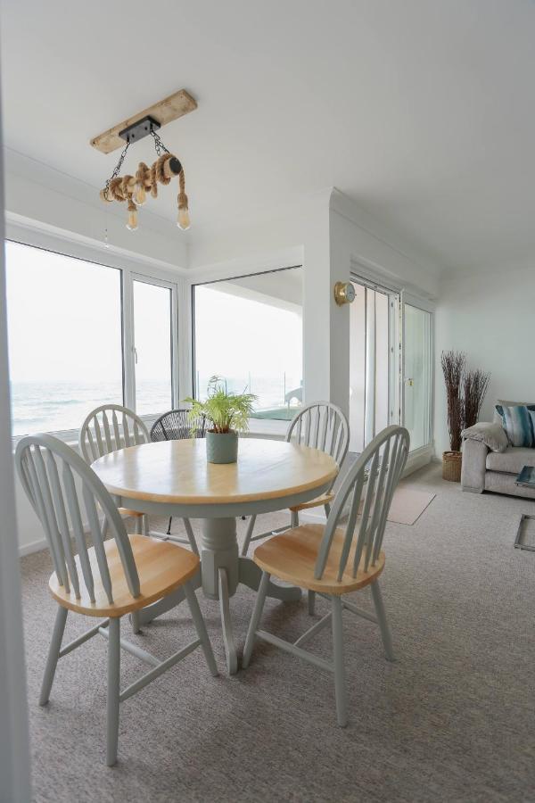 Tides - Beach Front Apartment In Bracklesham Bay チチェスター エクステリア 写真